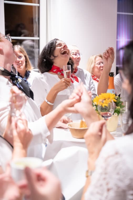 Lachende Sängerin beim Apéro nach dem Konzert