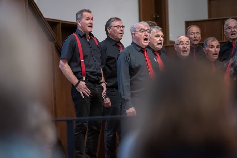 Männerchor beim Singen, nah aufgenommen